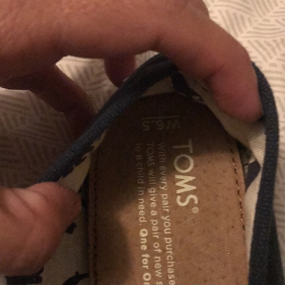 Toms - Picture 2 of 3
